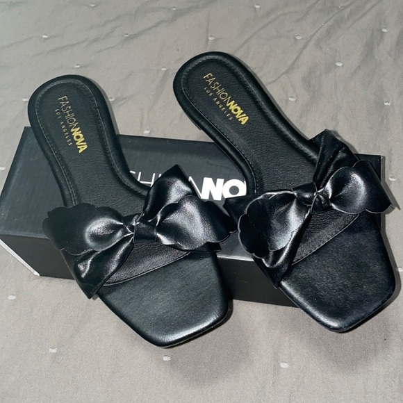 Fashion Nova Ruffled Up Slides Size 8 - Picture 2 of 10